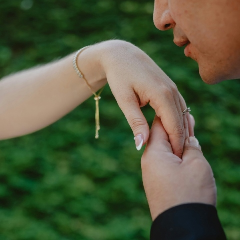 Ισπανία: Το χειροφίλημα δια της βίας συνιστά πλέον σεξουαλική επίθεση