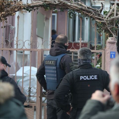 Αστυνομικοί έξω από το σπίτι της 59χρονης που βρέθηκε νεκρή στον Εύοσμο Θεσσαλονίκης