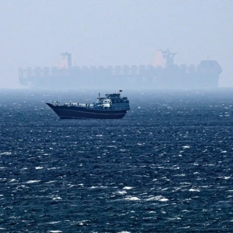 Το Ιράν ενέκρινε την πληρωμή διοδίων για τη διέλευση πλοίων από τα Στενά του Ορμούζ