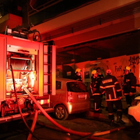 Υπό έλεγχο η φωτιά από έκρηξη στου Γκύζη - Φιάλη υγραερίου καρφώθηκε σε διπλανό κτίριο