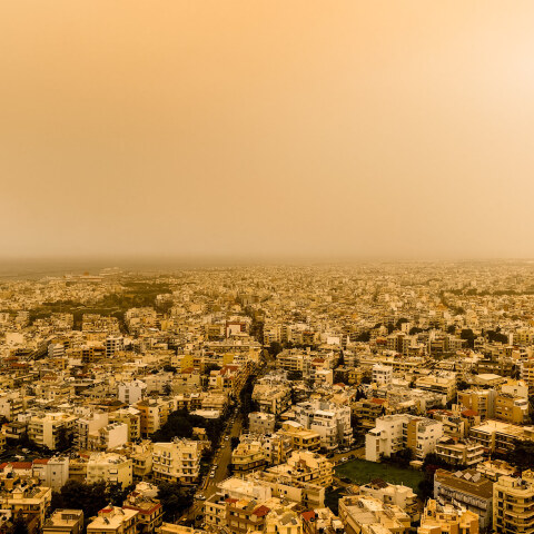 Χάος στο αεροδρόμιο Ηρακλείου: Εκτροπές πτήσεων και ακυρώσεις λόγω αφρικανικής σκόνης