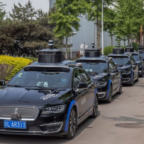 Κίνα: «Πάγωσαν» στον δρόμο τα robotaxi – Επιβάτες εγκλωβισμένοι στη Γουχάν