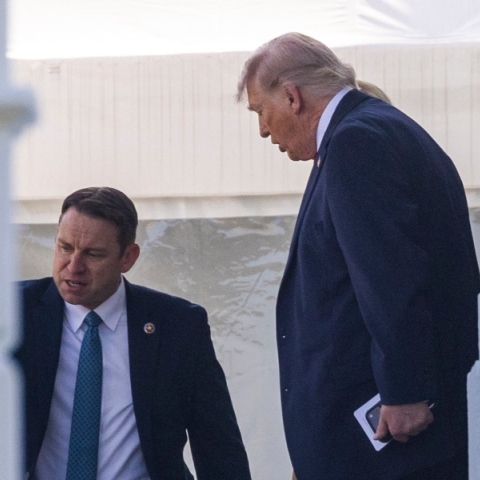 O Τραμπ σταματάει τη βοήθεια προς Ουκρανία εκτός αν η Ευρώπη ενταχθεί σε συμμαχία για τα Στενά του Ορμούζ