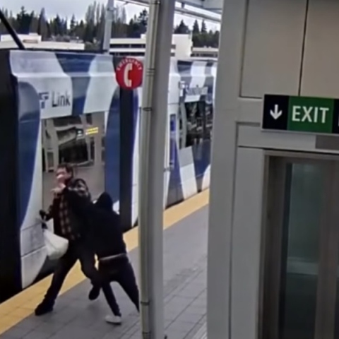 Παραλίγο τραγωδία στο Σιάτλ:  Άνδρας σπρώχνει επιβάτη σε γραμμές τρένου - Βίντεο  