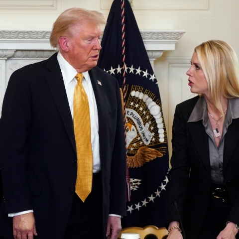 CNN: Αβέβαιο το μέλλον της Γενική Εισαγγελέας Παμ Μπόντι – Δυσαρεστημένος ο Τραμπ