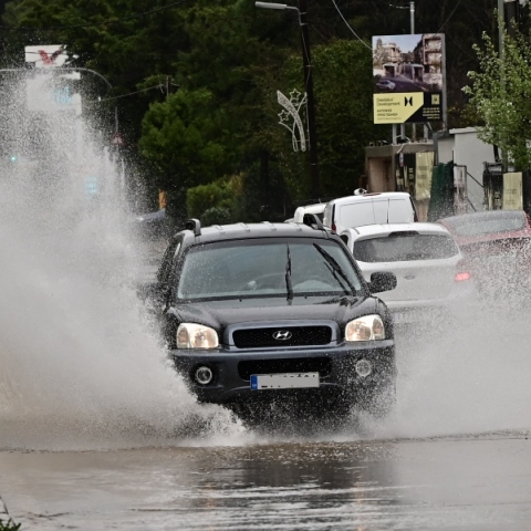 Καιρός αύριο: Ισχυρές βροχές και χαλάζι σε όλη την χώρα – Θυελλώδεις άνεμοι στο Αιγαίο 