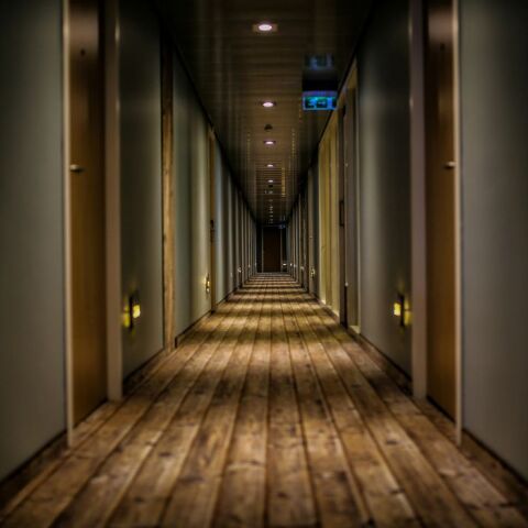 Βρετανία: Ξύπνησε με άγνωστο γυμνό στο κρεβάτι της στο ξενοδοχείο