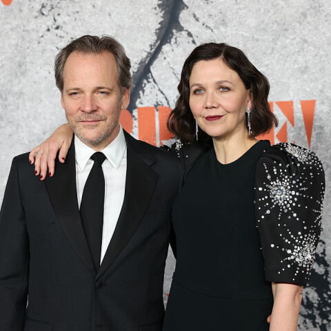 Η Μάγκι Τζίλενχαλ περιγράφει πόσο «δύσκολο» ήταν να σκηνοθετεί τον σύζυγό της σε ερωτικές σκηνές