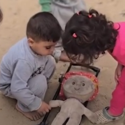 Συγκλονιστικό βίντεο από τη Γάζα: Μικρά παιδιά παίζουν με κούκλες αναπαριστώντας κηδεία 