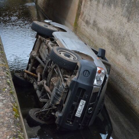 Αυτοκίνητο σε αρδευτικό κανάλι