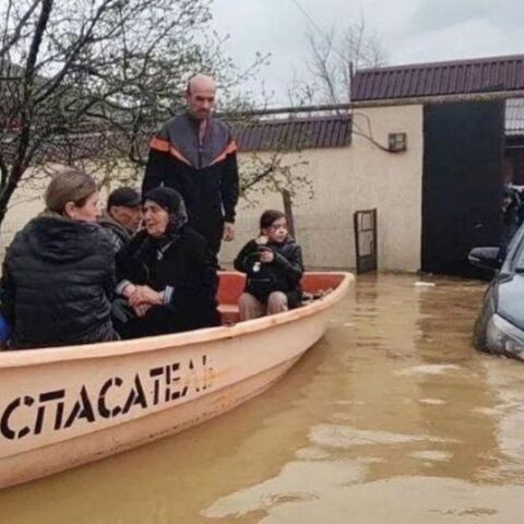 Σωστικά συνεργεία περισυλλέγουν πλημμυροπαθείς στο Νταγκεστάν