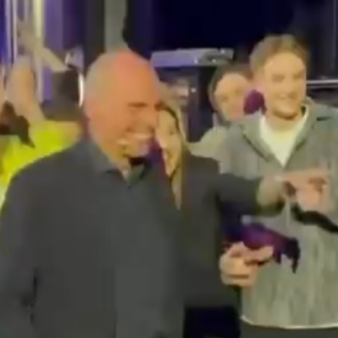 Ο Γιάνης Βαρουφάκης σε κλαμπ της Μόσχας χορεύει techno τραγούδι με το όνομα του 