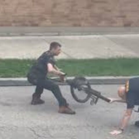 ΗΠΑ: Viral βίντεο με καταδίωξη «γάτας με το ποντίκι» ανάμεσα σε αστυνομικό και άγνωστο άνδρα