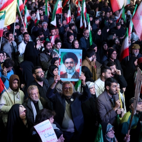 Κατάπαυση πυρός ΗΠΑ-Ιράν: Πανηγυρισμοί στην Τεχεράνη, πλήθος κόσμος στην πλατεία της Επανάστασης