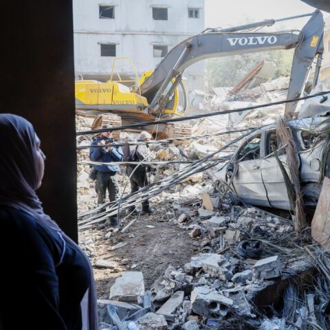 Γυναίκα στη Βηρυτό κοιτάζει το σημείο του ισραηλινού βομβαρδισμού