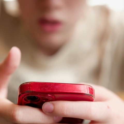 Παπαστεργίου: Πρόστιμα σε πλατφόρμες που δεν θα τηρήσουν την απαγόρευση χρήσης των social media σε παιδιά