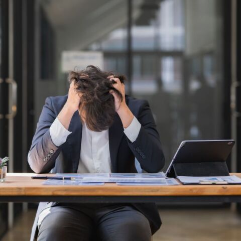 Αγχωμένος υπάλληλος γραφείου