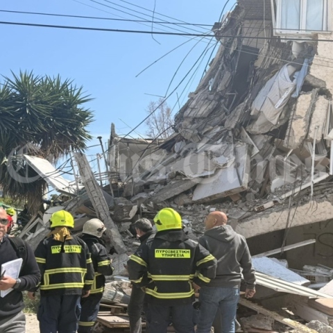 Ένας νεκρός από την κατάρρευση πολυκατοικίας στην Κύπρο - Πληροφορίες για έναν ακόμη εγκλωβισμένο