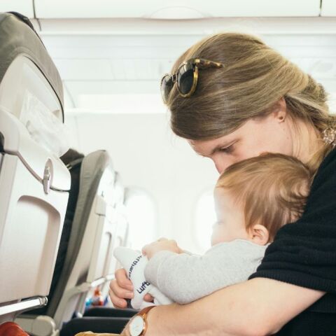 Πτήσεις: Μπορεί το κλάμα ενός μωρού να σε «κατεβάσει» από το αεροπλάνο;