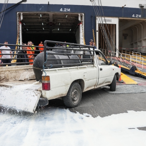 Μυτιλήνη: Κατάληψη του καταπέλτη του πλοίου ΝΗΣΟΣ ΣΑΜΟΣ από ομάδες κτηνοτρόφων 