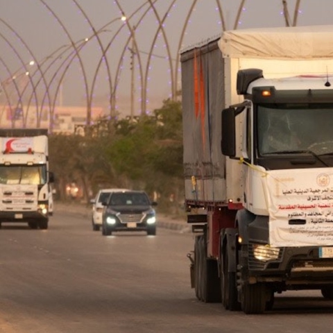 Τα πρώτα φορτηγά με ανθρωπιστική βοήθεια του Ερυθρού Σταυρού έφθασαν στο Ιράν	