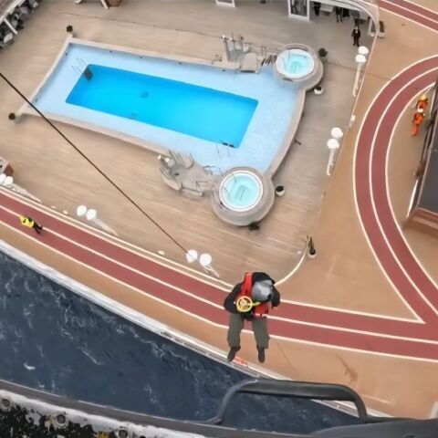 Αεροδιακομιδή επιβάτη κρουαζιερόπλοιου με Super Puma, στα ανοικτά της Λήμνου