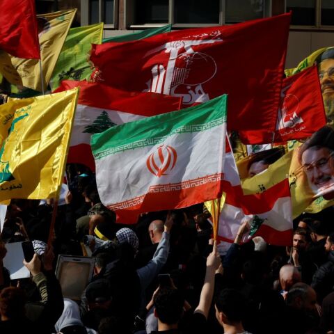 Διαδηλωτές στον Λίβανο, με σημαίες της Χεζμπολάχ