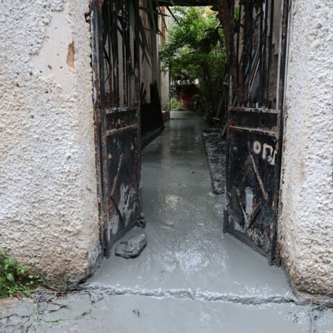 H είσοδος του εγκαταλελειμμένου οικήματος στην Κυψέλη, από την αυλή του οποίου ανάβλυσε τσιμέντο