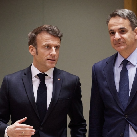 Κυριακός Μητσοτάκης και Εμανουέλ Μακρόν σε μια συζήτηση με τον Αλέξη Παπαχελά