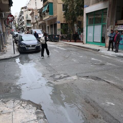 Λάσπη και τσιμέντο στην Κυψέλη
