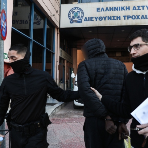 Τροχαίο στην Λιοσίων: Ελεύθεροι η ιδιοκτήτρια και ο διαχειριστής της μηχανής