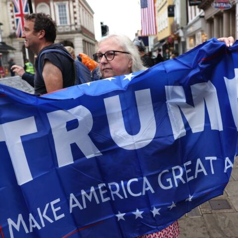 Διπλωματική αποστολή Καρόλου στις ΗΠΑ για να «σώσει» τις σχέσεις με τον Τραμπ