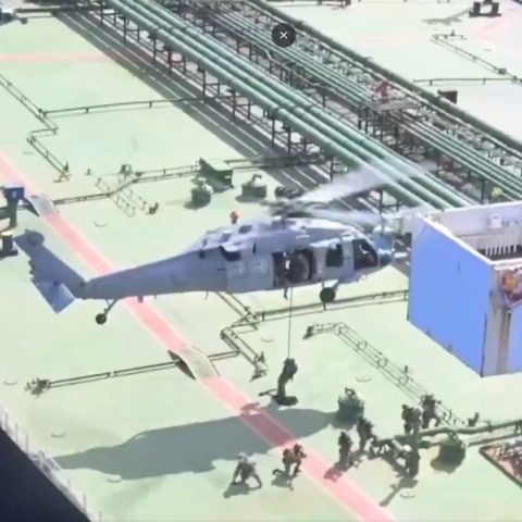 Ιράν: Η στιγμή που οι ΗΠΑ κάνουν ρεσάλτο σε δεξαμενόπλοιο στον Ινδικό Ωκεανό – Βίντεο