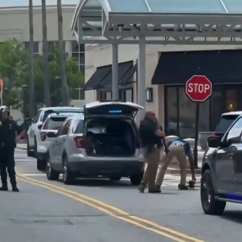 Τραυματιοφορείς και αστυνομικοί έξω από το σημείο της επίθεσης στο εμπορικό κέντρο στη Λουιζιάνα