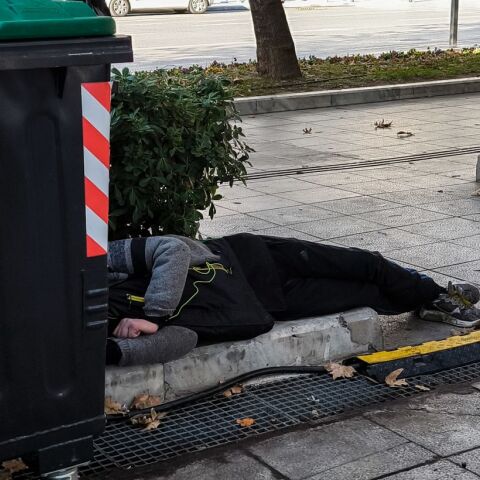 Άστεγος δίπλα σε κάδο απορριμάτων