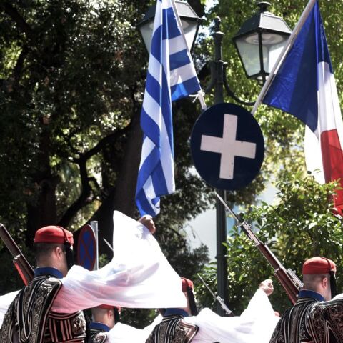 Εύζωνοι παρατάσσονται ως άγημα κάτω από τις ελληνικές και γαλλικές σημαίες, στην Ηρώδου Αττικού 
