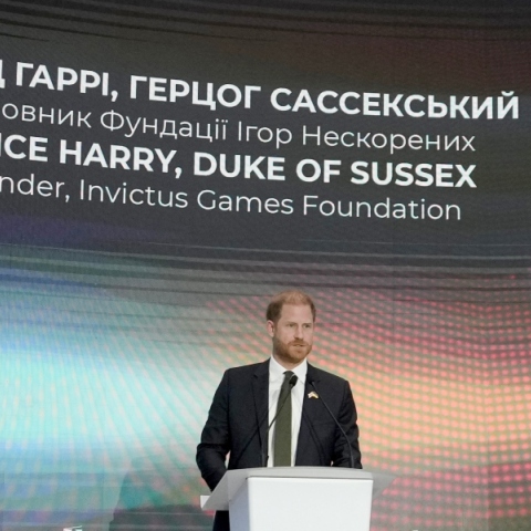 Ουκρανία: Ο πρίγκιπας Χάρι εκπαιδεύτηκε στην αποναρκοθέτηση, 30 χρόνια μετά την Νταϊάνα στην Ανγκόλα	