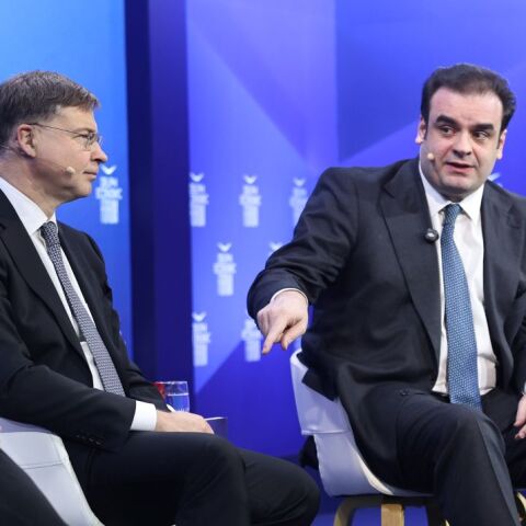 Ο Κυριάκος Πιερρακάκης και ο Βάλντις Ντομπρόβσκις στο Οικονομικό Φόρουμ των Δελφών