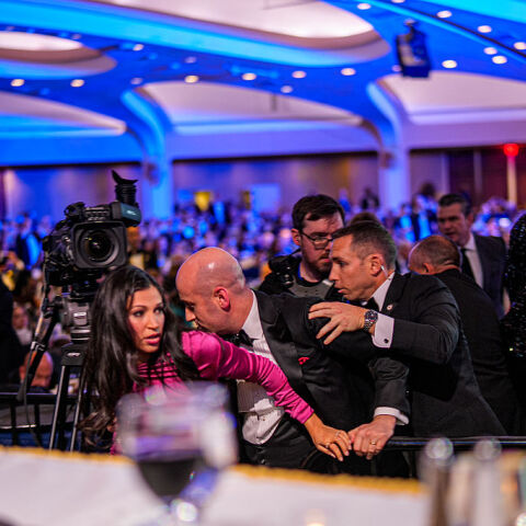 Πυροβολισμοί στο δείπνο του Λευκού Οίκου: Ισχυρισμοί ότι ο Στίβεν Μίλερ χρησιμοποίησε τη σύζυγό του ως «ανθρώπινη ασπίδα» 