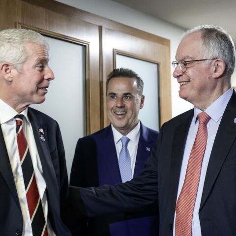 Ο Σταύρος Παπασταύρου, με τον Κρις Ράιτ και τον Πρόεδρο της Δημοκρατίας Κωνσταντίνο Ταούλα