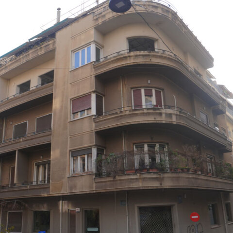 Η πολυκατοικία του Κωνσταντίνου Ελευθερουδάκη, στη γωνία των οδών Λουκιανού, Χάρητος και Π. Ιωακείμ, που χτίστηκε το 1838 σε σχέδια του αρχιτέκτονα Γεώργιου Διαμαντόπουλου