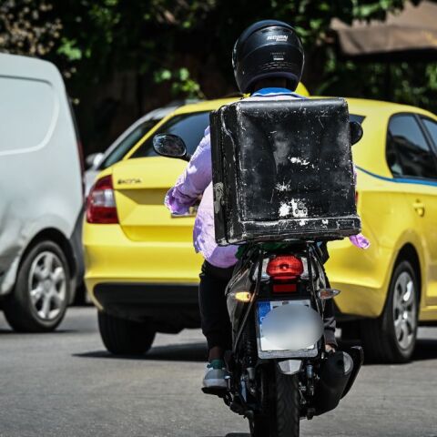 Ποινική δίωξη στον ντελιβερά για επιθέσεις με πέτρες σε Κηφισιά και Νέα Ερυθραία
