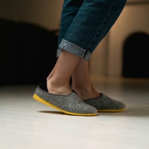 Indoor shoes: Πόσο σημαντικό είναι τελικά να φοράμε παπούτσια μέσα στο σπίτι;