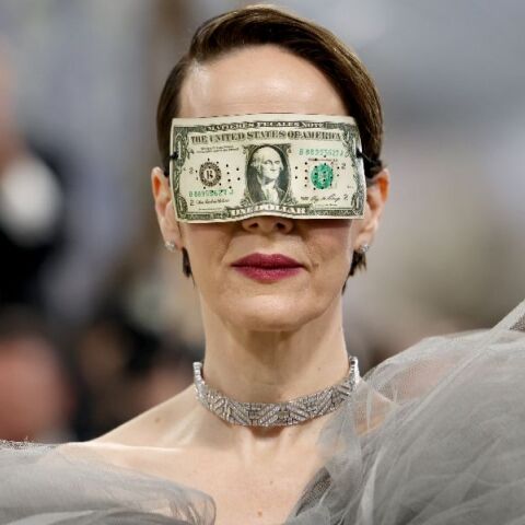 Τι ήθελε να πει η Σάρα Πόλσον στο Met Gala; - Η εμφάνιση με μάσκα «χαρτονόμισμα» που προκάλεσε συζητήσεις