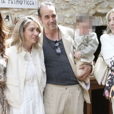 Το ζεύγος Μουζουράκη- Κόζαρη στη βάπτιση του γιού τους, μαζί με τη νονά Έλενα Παπαρίζου