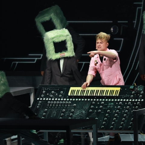 Eurovision: Ο εκκεντρικός Look Mum No Computer ξεσήκωσε το κοινό για λογαριασμό του Ηνωμένου Βασιλείου