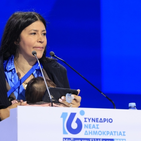 Συνέδριο ΝΔ: Η Μαρία Σακίμπ ανέβηκε στο βήμα έχοντας το μωρό της αγκαλιά