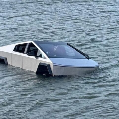 Tesla Cybertruck βούλιαξε σε λίμνη: Οδηγός δοκίμασε το «Wade Mode» και συνελήφθη