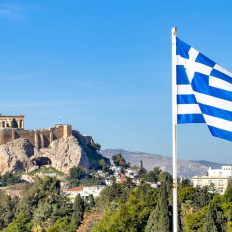 Η ελληνική σημαία μπροστά από την Ακρόπολη
