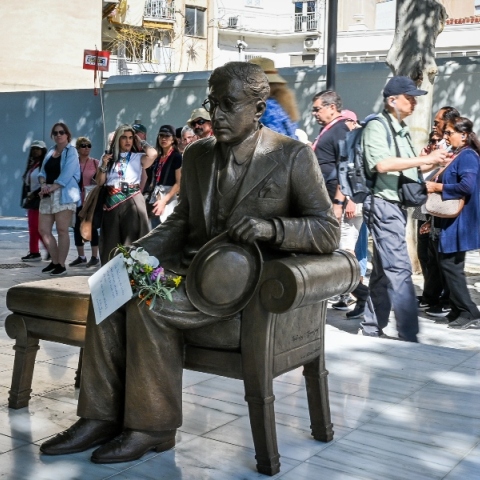 Άγνωστοι βανδάλισαν το άγαλμα του Καβάφη έναν μήνα μετά την τοποθέτησή του